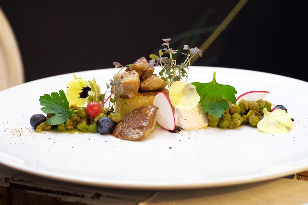 Un piatto vegan de La Casina di Alice su un tavolo di legno